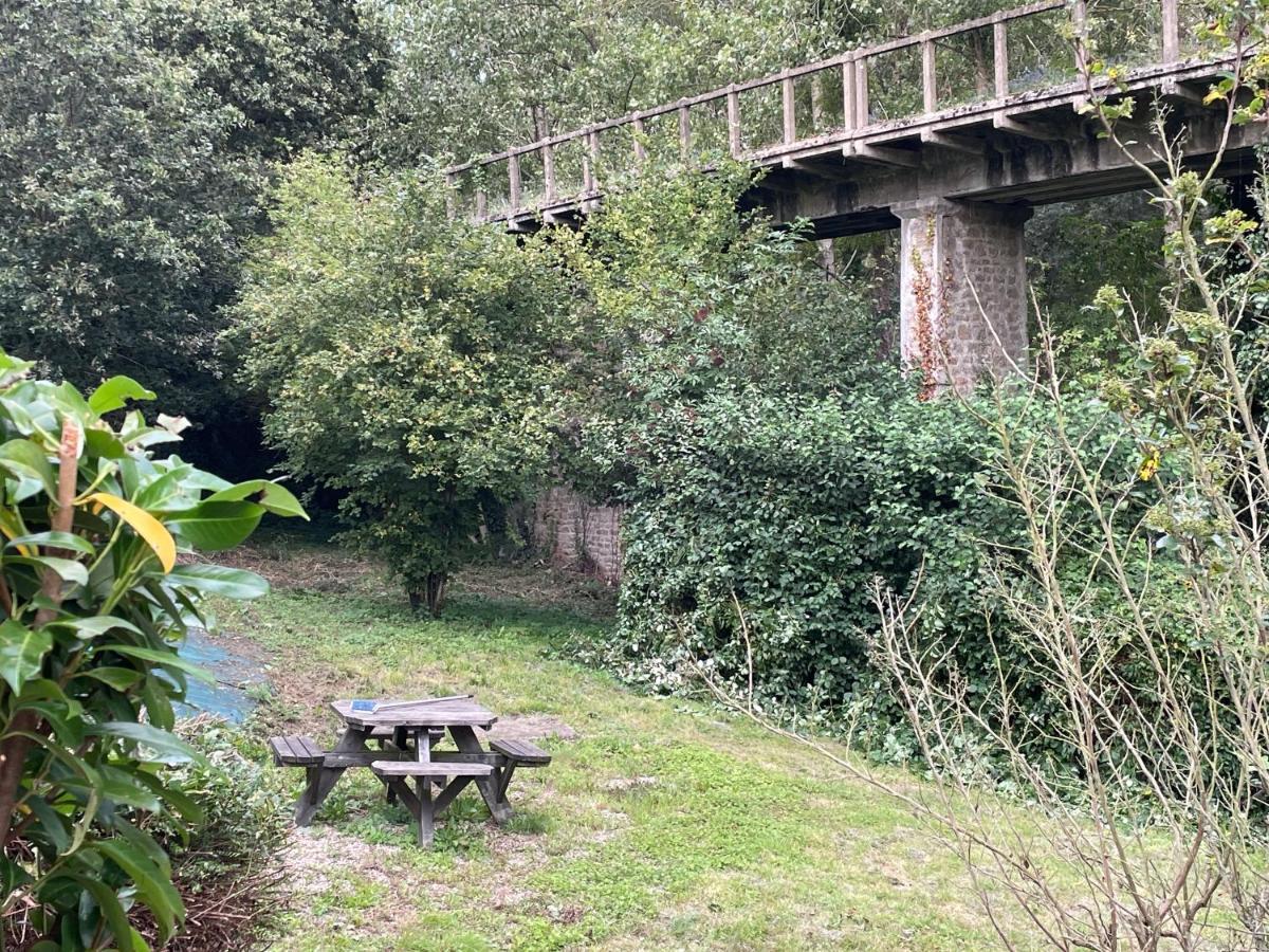 Maison Du Viaduc Du Bout De La Ville Lescouet-Jugon Esterno foto